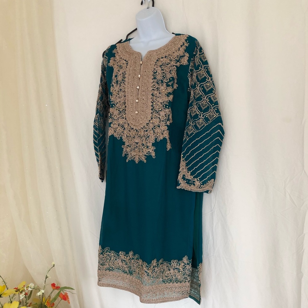 Beautiful 3 piece outfit.   Beautiful green color